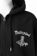 Load image into Gallery viewer, MASTERMIND WORLD x BETTY BOOP™︎ ZIP UP HOODIE / BOXY FIT (MONOCHROME)