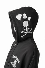Load image into Gallery viewer, MASTERMIND WORLD x BETTY BOOP™︎ ZIP UP HOODIE / BOXY FIT (MONOCHROME)