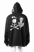Load image into Gallery viewer, MASTERMIND WORLD x BETTY BOOP™︎ ZIP UP HOODIE / BOXY FIT (MONOCHROME)