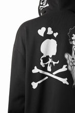 Load image into Gallery viewer, MASTERMIND WORLD x BETTY BOOP™︎ ZIP UP HOODIE / BOXY FIT (MONOCHROME)