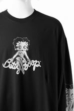 画像をギャラリービューアに読み込む, MASTERMIND WORLD x BETTY BOOP™︎ L/S TEE / BOXY FIT (MONOCHROME)