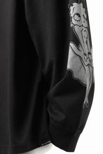 画像をギャラリービューアに読み込む, MASTERMIND WORLD x BETTY BOOP™︎ L/S TEE / BOXY FIT (MONOCHROME)