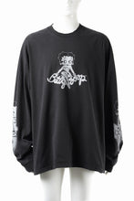 画像をギャラリービューアに読み込む, MASTERMIND WORLD x BETTY BOOP™︎ DAMAGED L/S TEE / BOXY FIT (MONOCHROME)