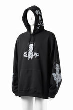 画像をギャラリービューアに読み込む, MASTERMIND WORLD x BETTY BOOP™︎ HOODIE / BOXY FIT (MONOCHROME)