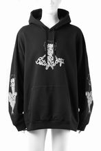 画像をギャラリービューアに読み込む, MASTERMIND WORLD x BETTY BOOP™︎ HOODIE / BOXY FIT (MONOCHROME)