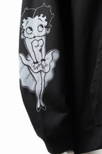 画像をギャラリービューアに読み込む, MASTERMIND WORLD x BETTY BOOP™︎ HOODIE / BOXY FIT (MONOCHROME)