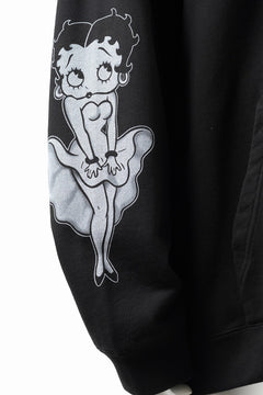 画像をギャラリービューアに読み込む, MASTERMIND WORLD x BETTY BOOP™︎ HOODIE / BOXY FIT (MONOCHROME)