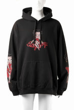 画像をギャラリービューアに読み込む, MASTERMIND WORLD x BETTY BOOP™︎ HOODIE / BOXY FIT (MULTI COLOR)