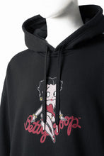画像をギャラリービューアに読み込む, MASTERMIND WORLD x BETTY BOOP™︎ HOODIE / BOXY FIT (MULTI COLOR)