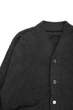 Load image into Gallery viewer, MASTERMIND WORLD LOUNGE CARDIGAN / SOFTLY BOA FLEECE (BLACK x CHARCOAL)