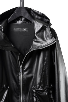 Load image into Gallery viewer, A.F ARTEFACT HOODIE ZIP BLOUSON / LUSTROUS COATED WOVEN (BLACK)