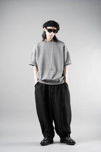 画像をギャラリービューアに読み込む, N/07 CINCHED HEM TOP / RIBBED CARDBOARD KNIT JERSEY (GREY)