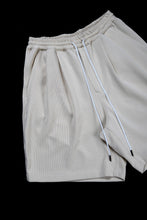 Load image into Gallery viewer, N/07 2 TUCKS EASY SHORTS / RIBBED CARDBOARD KNIT JERSEY (LIGHT BEIGE)