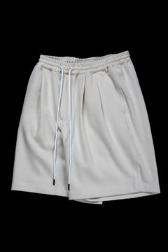 Load image into Gallery viewer, N/07 2 TUCKS EASY SHORTS / RIBBED CARDBOARD KNIT JERSEY (LIGHT BEIGE)