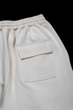 Load image into Gallery viewer, N/07 2 TUCKS EASY SHORTS / RIBBED CARDBOARD KNIT JERSEY (LIGHT BEIGE)
