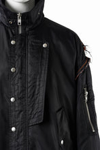 Load image into Gallery viewer, 【SAMPLE SALE】A.F ARTEFACT CUT OFF COMBI TANKER JACKET / LIGHT PADDED (BLACK×ORANGE)