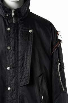 Load image into Gallery viewer, 【SAMPLE SALE】A.F ARTEFACT CUT OFF COMBI TANKER JACKET / LIGHT PADDED (BLACK×ORANGE)