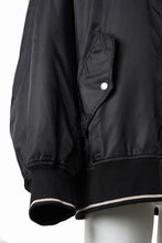 Load image into Gallery viewer, 【SAMPLE SALE】A.F ARTEFACT CUT OFF COMBI TANKER JACKET / LIGHT PADDED (BLACK×ORANGE)