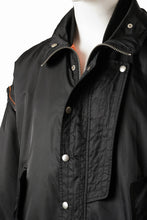 Load image into Gallery viewer, 【SAMPLE SALE】A.F ARTEFACT CUT OFF COMBI TANKER JACKET / LIGHT PADDED (BLACK×ORANGE)