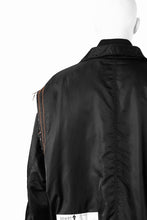 Load image into Gallery viewer, 【SAMPLE SALE】A.F ARTEFACT CUT OFF COMBI TANKER JACKET / LIGHT PADDED (BLACK×ORANGE)