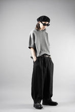 画像をギャラリービューアに読み込む, N/07 CINCHED HEM TOP / RIBBED CARDBOARD KNIT JERSEY (GREY)