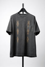 画像をギャラリービューアに読み込む, LASTMAN PRINTED POCKET TEE SHIRT -PIN STRIPE- (FADE BLACK)