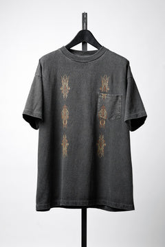 画像をギャラリービューアに読み込む, LASTMAN PRINTED POCKET TEE SHIRT -PIN STRIPE- (FADE BLACK)