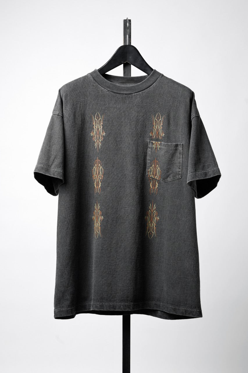 画像をギャラリービューアに読み込む, LASTMAN PRINTED POCKET TEE SHIRT -PIN STRIPE- (FADE BLACK)