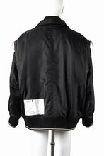 Load image into Gallery viewer, 【SAMPLE SALE】A.F ARTEFACT CUT OFF COMBI TANKER JACKET / LIGHT PADDED (BLACK×ORANGE)
