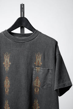 画像をギャラリービューアに読み込む, LASTMAN PRINTED POCKET TEE SHIRT -PIN STRIPE- (FADE BLACK)