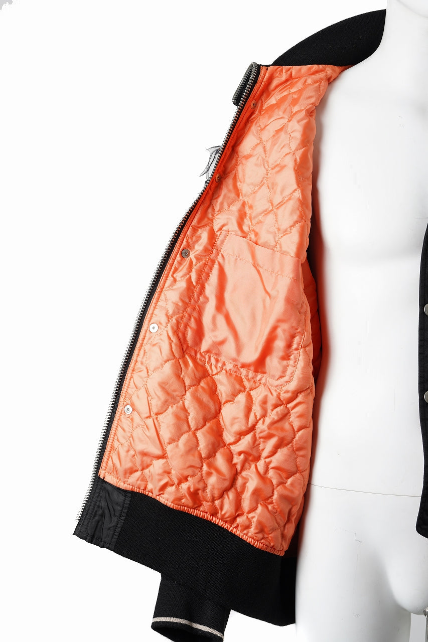Load image into Gallery viewer, 【SAMPLE SALE】A.F ARTEFACT CUT OFF COMBI TANKER JACKET / LIGHT PADDED (BLACK×ORANGE)