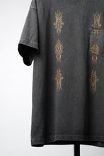 画像をギャラリービューアに読み込む, LASTMAN PRINTED POCKET TEE SHIRT -PIN STRIPE- (FADE BLACK)