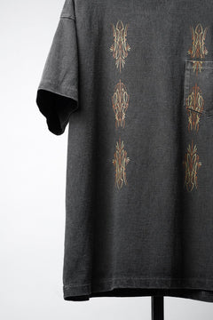画像をギャラリービューアに読み込む, LASTMAN PRINTED POCKET TEE SHIRT -PIN STRIPE- (FADE BLACK)