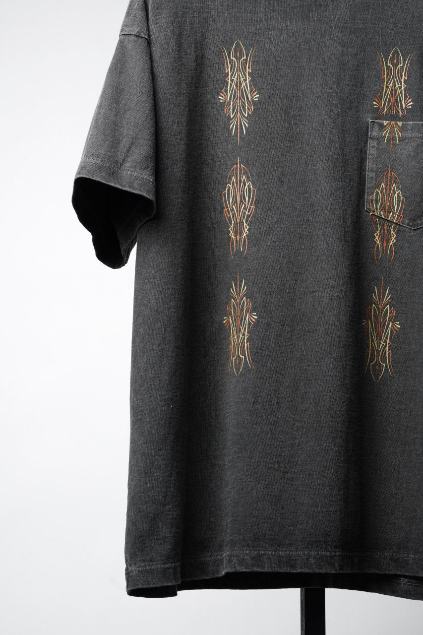 画像をギャラリービューアに読み込む, LASTMAN PRINTED POCKET TEE SHIRT -PIN STRIPE- (FADE BLACK)