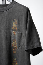 画像をギャラリービューアに読み込む, LASTMAN PRINTED POCKET TEE SHIRT -PIN STRIPE- (FADE BLACK)