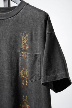 画像をギャラリービューアに読み込む, LASTMAN PRINTED POCKET TEE SHIRT -PIN STRIPE- (FADE BLACK)