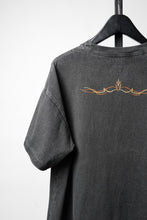 画像をギャラリービューアに読み込む, LASTMAN PRINTED POCKET TEE SHIRT -PIN STRIPE- (FADE BLACK)