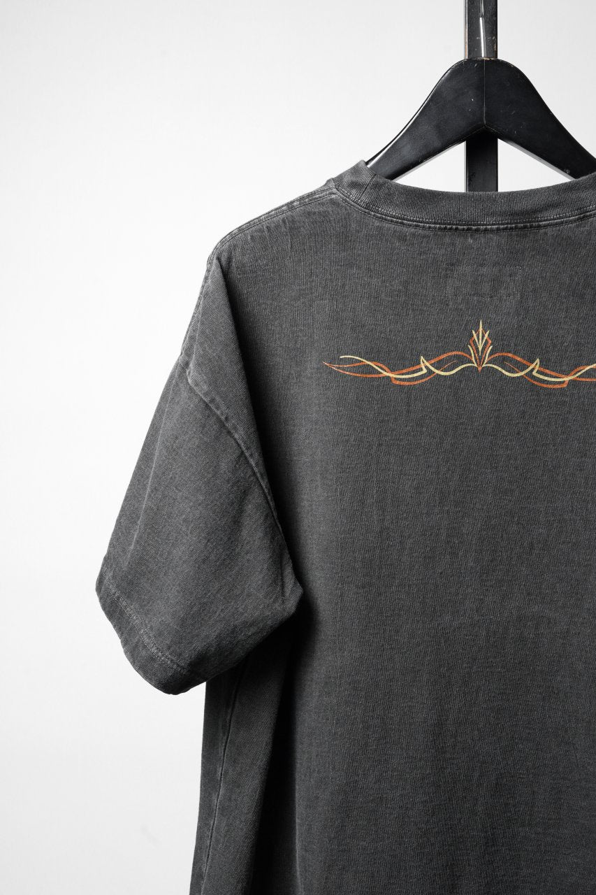 画像をギャラリービューアに読み込む, LASTMAN PRINTED POCKET TEE SHIRT -PIN STRIPE- (FADE BLACK)