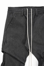 Load image into Gallery viewer, A.F ARTEFACT TUCK SLIM BAGGY PANTS / RAW DENIM (BLACK)