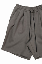 Load image into Gallery viewer, N/07 2 TUCKS EASY SHORTS / RIBBED CARDBOARD KNIT JERSEY (KHAKI GREEN)