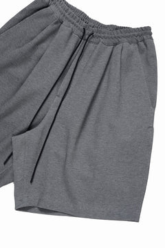 Load image into Gallery viewer, N/07 2 TUCKS EASY SHORTS / RIBBED CARDBOARD KNIT JERSEY (GREY)