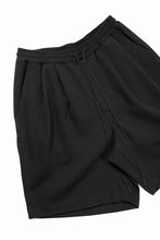 Load image into Gallery viewer, N/07 2 TUCKS EASY SHORTS / RIBBED CARDBOARD KNIT JERSEY (BLACK)