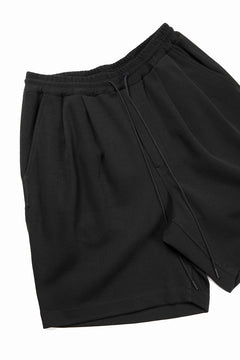 Load image into Gallery viewer, N/07 2 TUCKS EASY SHORTS / RIBBED CARDBOARD KNIT JERSEY (BLACK)