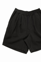 Load image into Gallery viewer, N/07 2 TUCKS EASY SHORTS / RIBBED CARDBOARD KNIT JERSEY (BLACK)