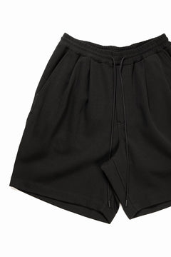 Load image into Gallery viewer, N/07 2 TUCKS EASY SHORTS / RIBBED CARDBOARD KNIT JERSEY (BLACK)