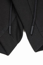Load image into Gallery viewer, N/07 2 TUCKS EASY SHORTS / RIBBED CARDBOARD KNIT JERSEY (BLACK)