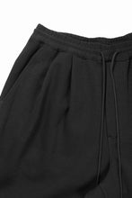 Load image into Gallery viewer, N/07 2 TUCKS EASY SHORTS / RIBBED CARDBOARD KNIT JERSEY (BLACK)