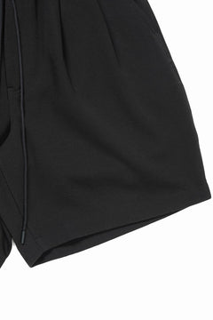 Load image into Gallery viewer, N/07 2 TUCKS EASY SHORTS / RIBBED CARDBOARD KNIT JERSEY (BLACK)