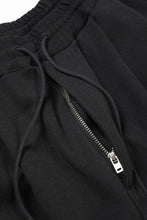 Load image into Gallery viewer, N/07 2 TUCKS EASY SHORTS / RIBBED CARDBOARD KNIT JERSEY (BLACK)