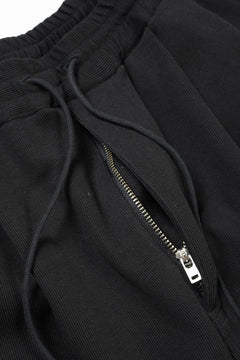 Load image into Gallery viewer, N/07 2 TUCKS EASY SHORTS / RIBBED CARDBOARD KNIT JERSEY (BLACK)